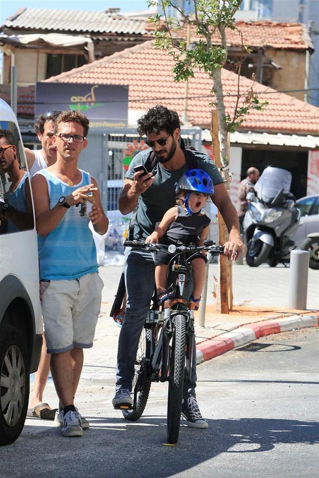 גם אותי האח החדש מעיר בלילה