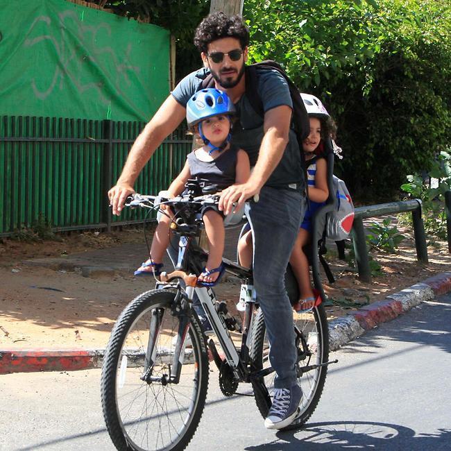 קסדה בראש טוב. אביב אלוש והילדים ליה ואריאל