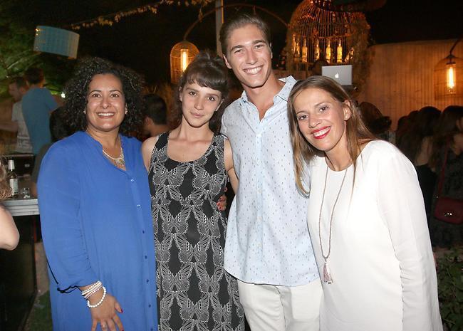 הסוכנות שרית מאירי ולורנס אלקלעי עם הטאלנטים יאנה יוסף ועומר דרור (צילום: ענת מוסברג) הסוכנות שרית מאירי ולורנס אלקלעי עם הטאלנטים יאנה יוסף ועומר דרור