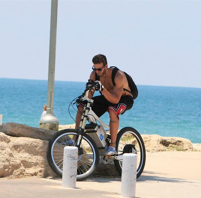 אם מסמסים, לא רוכבים (צילום: מוטי לבטון) אם מסמסים, לא רוכבים