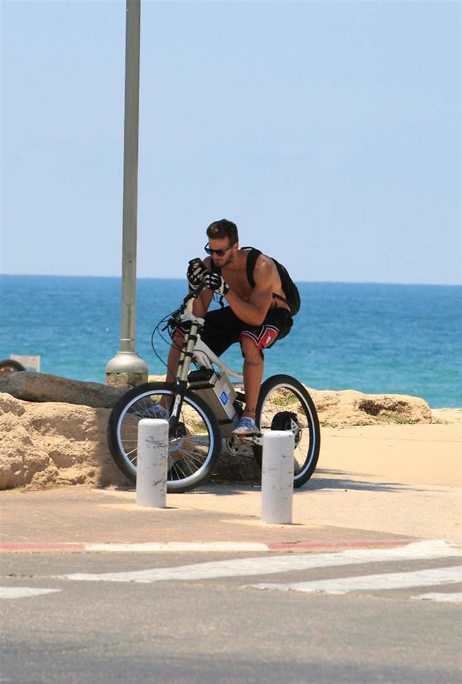 קשה להפעיל מסך מגע עם הכפפות האלה, אה? (צילום: מוטי לבטון) קשה להפעיל מסך מגע עם הכפפות האלה, אה?