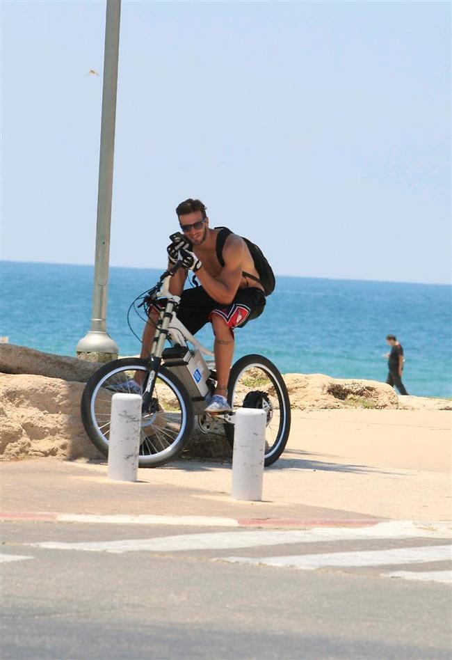 מזל שהמציאו את הוואטסאפ הקולי (צילום: מוטי לבטון) מזל שהמציאו את הוואטסאפ הקולי