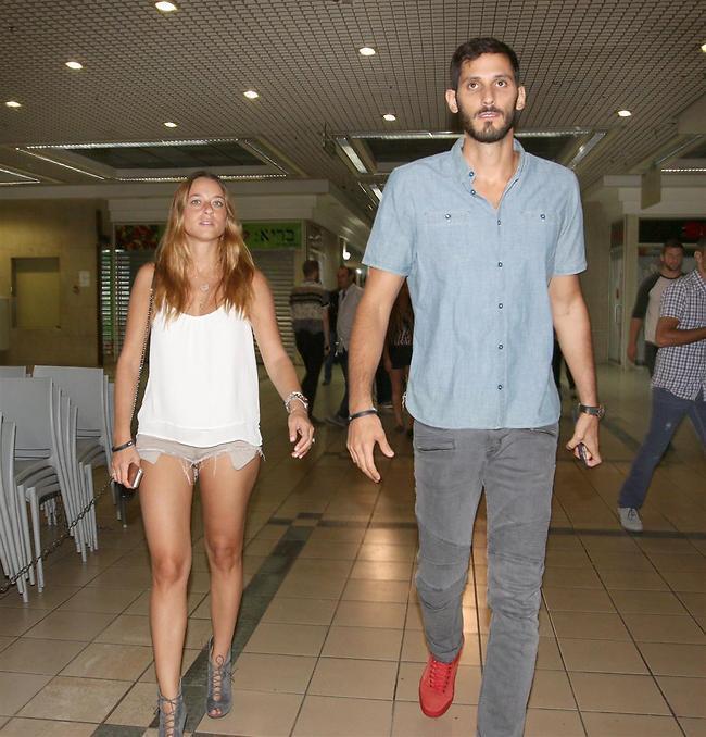 אתם כבר מאורסים, אז על מי אתם עושים פוזות? עמרי כספי ושני (צילום: ענת מוסברג) אתם כבר מאורסים, אז על מי אתם עושים פוזות? עמרי כספי ושני