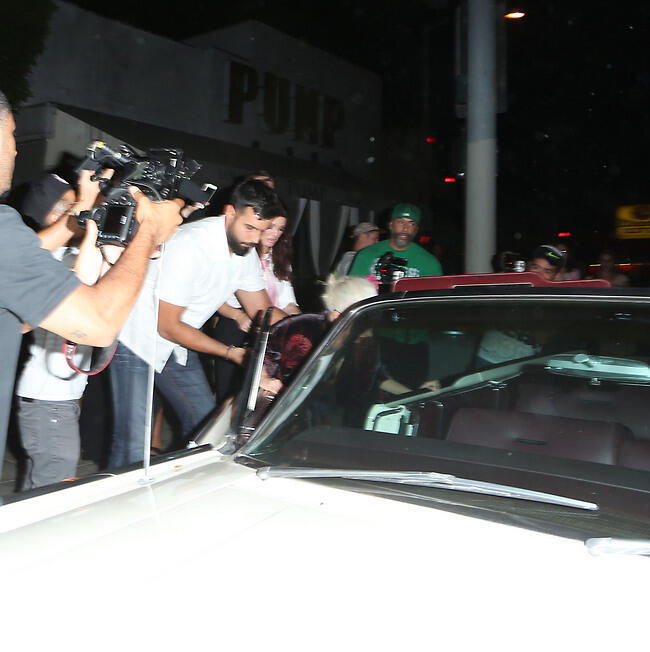 ועוד זווית, בשביל הפאן! (צילום: Splashnews) ועוד זווית, בשביל הפאן!