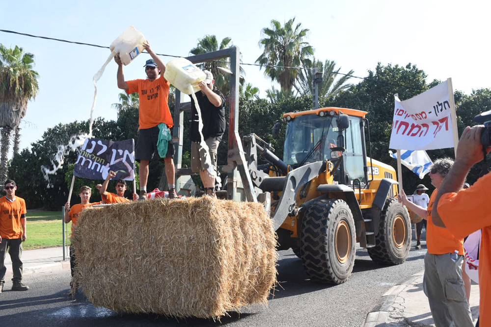החקלאים מוחים (צילום: אביהו שפירא ) החקלאים מוחים