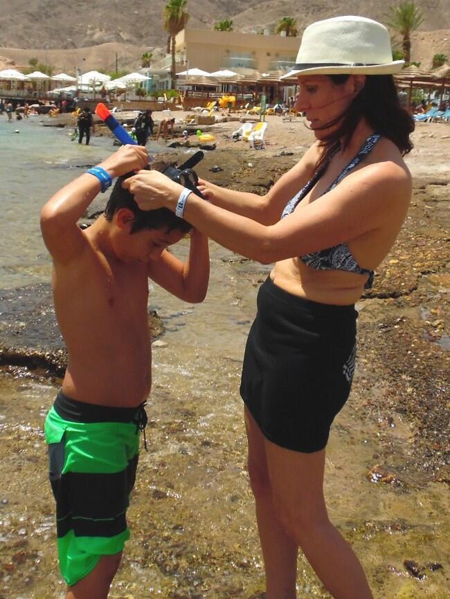 מה שקורה באילת. אורנה בנאי והבן אמיר בחופשה באילת (צילום: אילן פיפסון) מה שקורה באילת. אורנה בנאי והבן אמיר בחופשה באילת