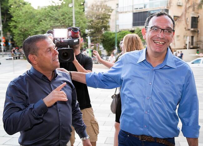 תספרו לנו מה כל כך מצחיק? פירון וחבר הכנסת איתן כבל (צילום: רפי דלויה) תספרו לנו מה כל כך מצחיק? פירון וחבר הכנסת איתן כבל