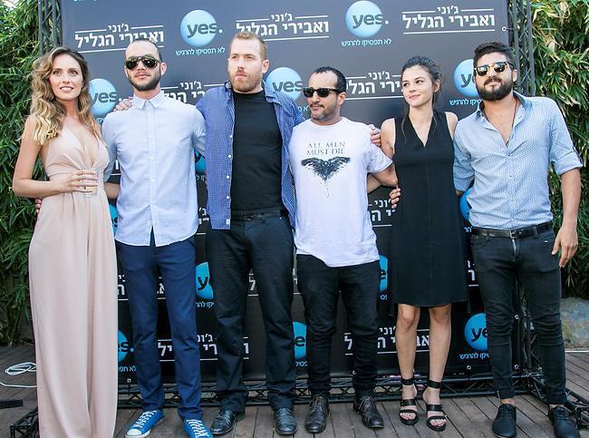 כולם ראו את הטוסיק של כולם? קאסט הסדרה עם הבמאי דני רוזנברג (צילום: רפי דלויה) כולם ראו את הטוסיק של כולם? קאסט הסדרה עם הבמאי דני רוזנברג