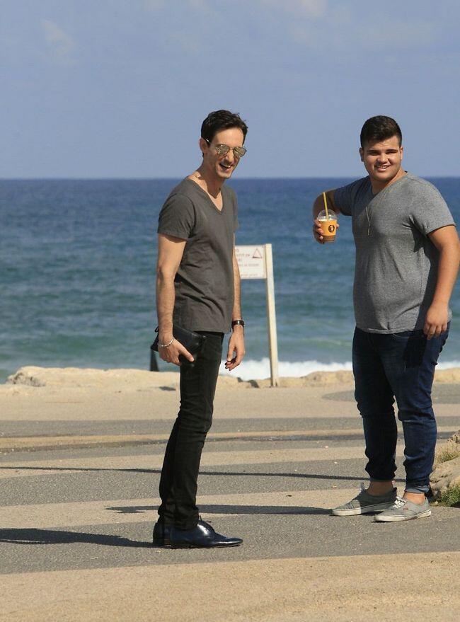 לא, אני מעדיף לעמוד עם התיק שלי ולהסתכל על הפפארצי (צילום: מוטי לבטון) לא, אני מעדיף לעמוד עם התיק שלי ולהסתכל על הפפארצי