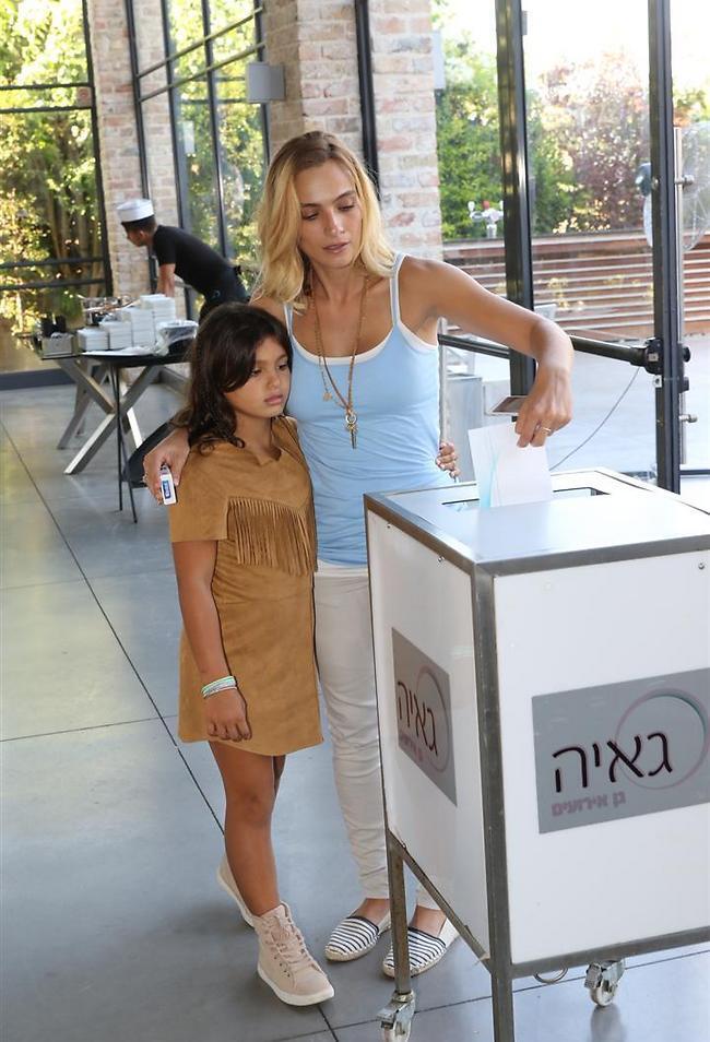 בקרוב מאוד, הם יחזירו לנו. אילנית לוי והבת אלין