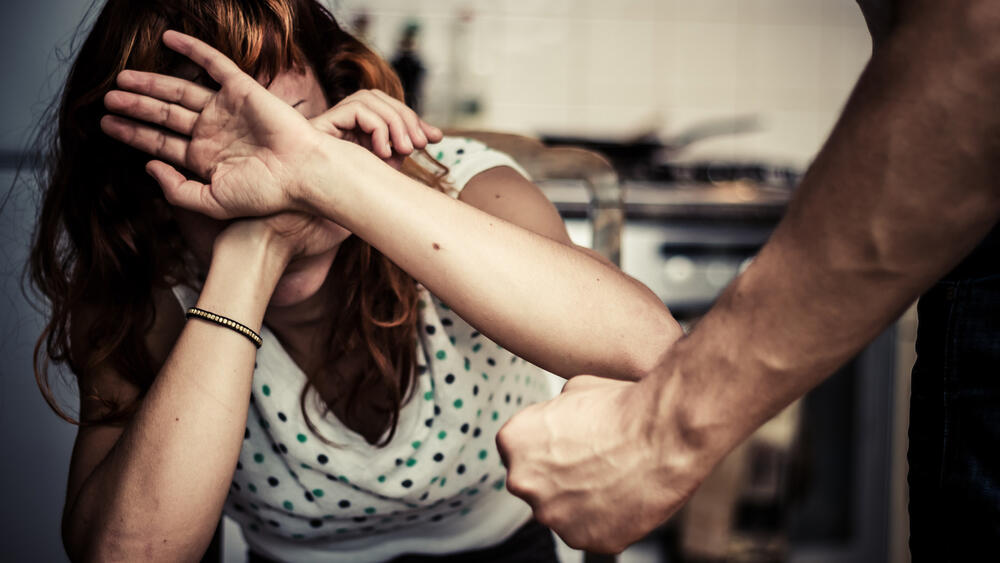 "בן הזוג הטיל עליה אימה". אילוסטרציה (צילום: shutterstock) "בן הזוג הטיל עליה אימה". אילוסטרציה