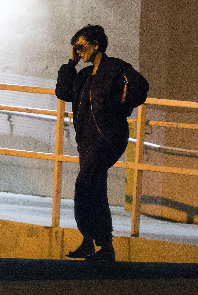 קריס ג'נר יוצאת לשאוף קצת אוויר (צילום: Splashnews) קריס ג'נר יוצאת לשאוף קצת אוויר
