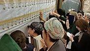 רוצות להיות הכי קרובות לאימא. מתפללות קבר רחל  