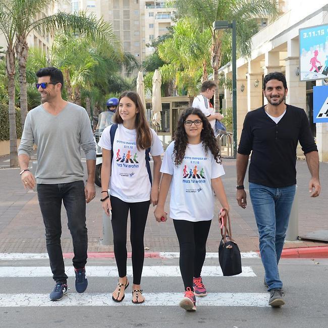 לפני מעבר חציה הבט שמאלה, ימינה ושוב שמאלה. עמוס תמם וצחי הלוי מדגימים (צילום: רפי דלויה) לפני מעבר חציה הבט שמאלה, ימינה ושוב שמאלה. עמוס תמם וצחי הלוי מדגימים