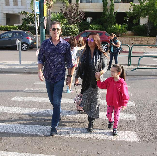 חוצים בביטחה. בוני גינזבורג ואופירה אסייג עם ביתה אמלי חוצים בביטחה. בוני גינזבורג ואופירה אסייג עם ביתה אמלי