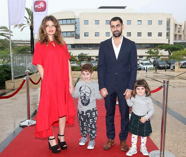 משפחה מגובשת. אסי ישראלוף עם אשתו אפרת והילדים גידי וירדנה (צילום: ענת מוסברג) משפחה מגובשת. אסי ישראלוף עם אשתו אפרת והילדים גידי וירדנה