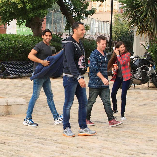 אנחנו לא בלונדינים. הדוד חיים, עמרי ויעל (צילום: מוטי לבטון) אנחנו לא בלונדינים. הדוד חיים, עמרי ויעל