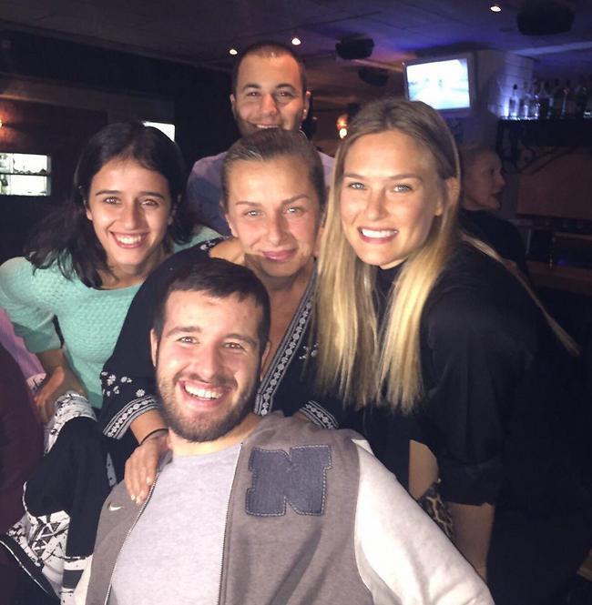 בר, אוהד, אריקה, אמו של אוהד ובני המשפחה בר, אוהד, אריקה, אמו של אוהד ובני המשפחה