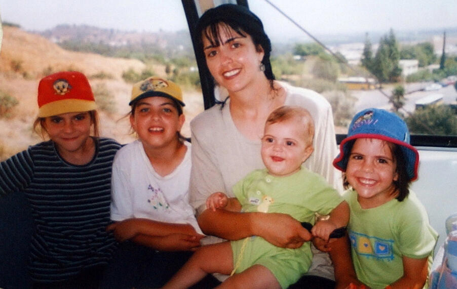 Tali Hatuel and her four daughters (L-R) Hadar, Hila, Merav and Roni 