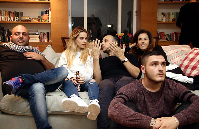 נו אז כמה עולה לקנות לייקים? (צילום: אמיר מאירי) נו אז כמה עולה לקנות לייקים?