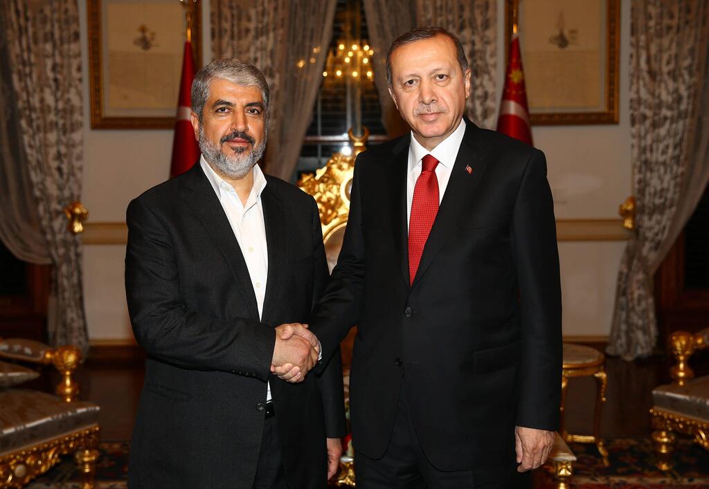 Hamas yetkilisi Halid Meşal, Türkiye Cumhurbaşkanı Recep Tayyip Erdoğan ile birlikte