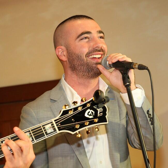 תסתכלו כמה לירדים מסביב. עומר אדם (צילום: רפי דלויה) תסתכלו כמה לירדים מסביב. עומר אדם