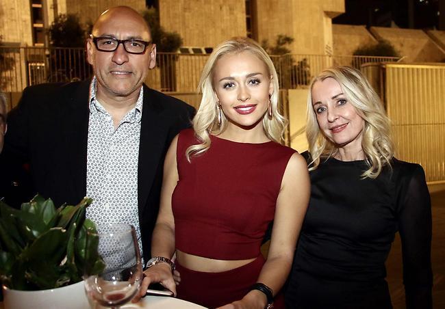 גם אמא ואבא באו. לי לוי חוגגת עם ההורים (צילום: אמיר מאירי) גם אמא ואבא באו. לי לוי חוגגת עם ההורים