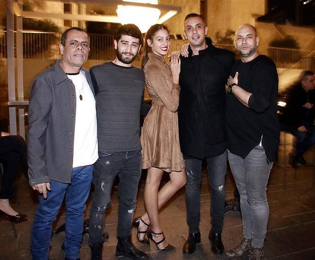 עוד מעט תדעו מי אנחנו. משתתפי אמזונס מימין לשמאל: רונן אור צרפתי, רותם סמדג'ה, דורון מטלון, יהודה יצחקוב ודודו כהן (צילום: אמיר מאירי) עוד מעט תדעו מי אנחנו. משתתפי אמזונס מימין לשמאל: רונן אור צרפתי, רותם סמדג'ה, דורון מטלון, יהודה יצחקוב ודודו כהן