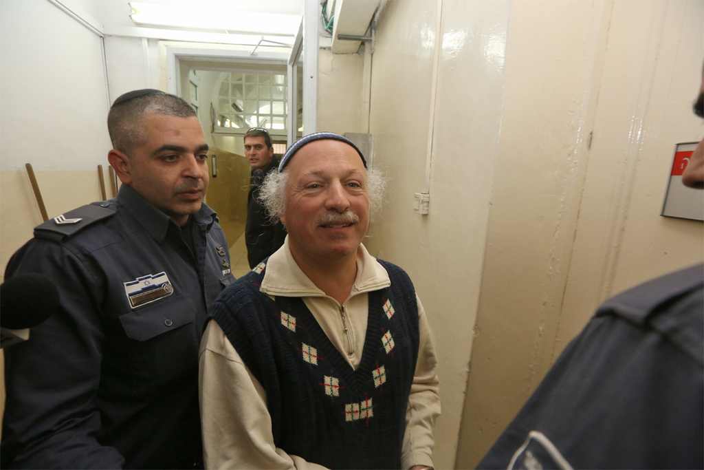 דניאל פיינר שרקד עם חולצת כך (צילום: גיל יוחנן) דניאל פיינר שרקד עם חולצת כך