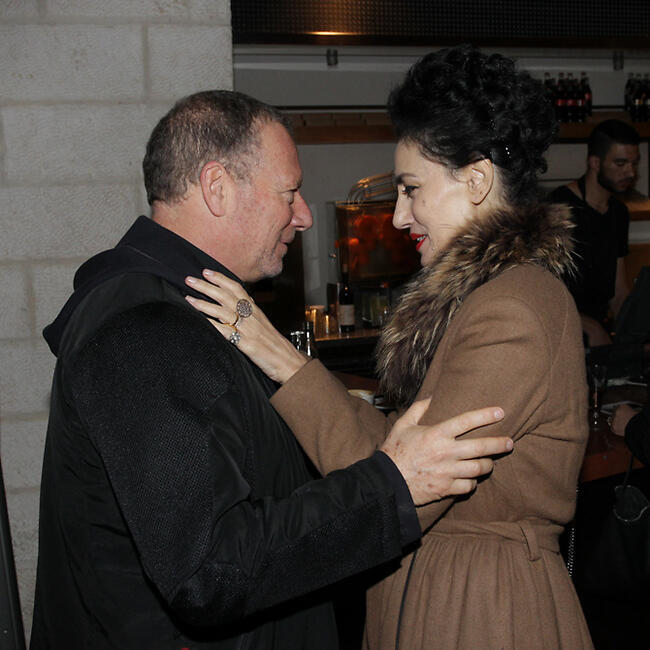 גם אנחנו עדיין משפחה. רונית אלקבץ ורוני דואק (צילום: רפי דלויה) גם אנחנו עדיין משפחה. רונית אלקבץ ורוני דואק