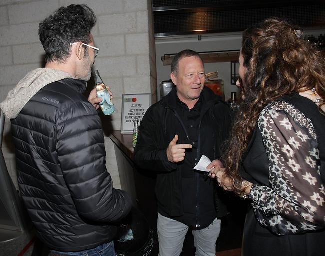 יאללה בוא נטוס לחופשה משפחתית! יעל אבקסיס עם רוני דואק וליאור מילר (צילום: רפי דלויה) יאללה בוא נטוס לחופשה משפחתית! יעל אבקסיס עם רוני דואק וליאור מילר