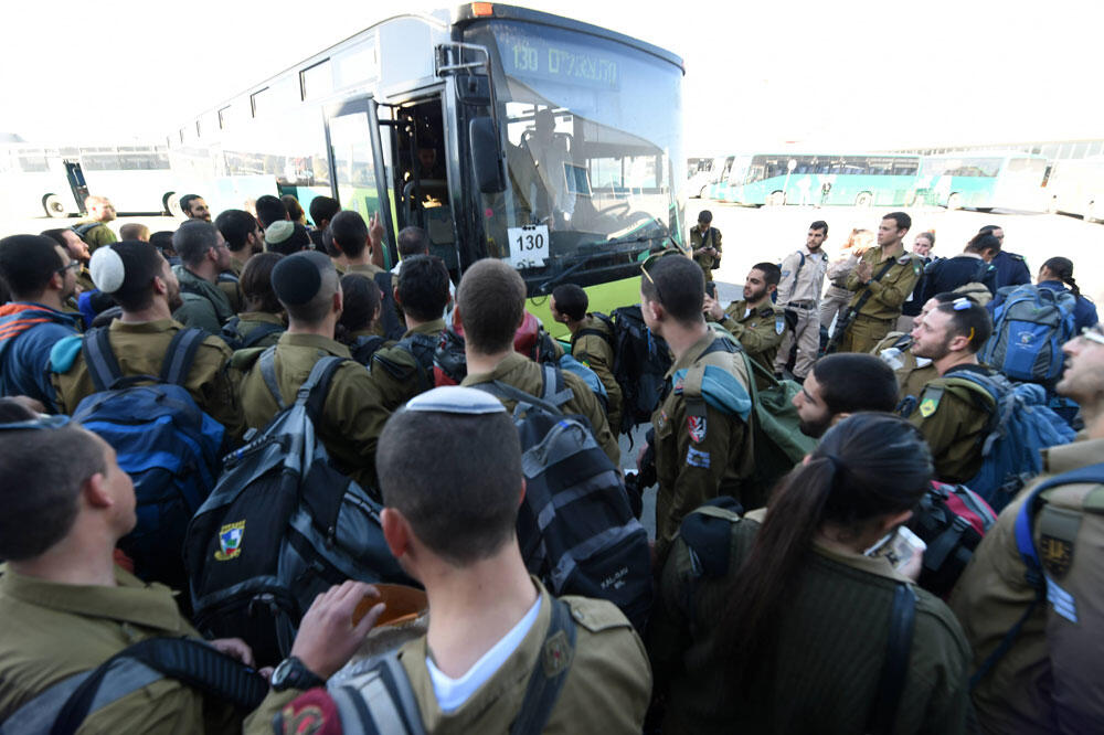 כוכבי הציב כיעד לשנה הקרובה את הטיפול בתנאי החיילים. עומס של חיילים בתחנת אוטובוס בבאר שבע (צילום: חיים הורנשטיין) כוכבי הציב כיעד לשנה הקרובה את הטיפול בתנאי החיילים. עומס של חיילים בתחנת אוטובוס בבאר שבע