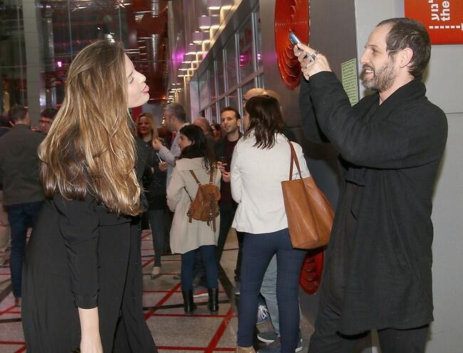 אהבה זה שהוא מספיק לצלם אותך עם לשון בחוץ. סוויד ושילון