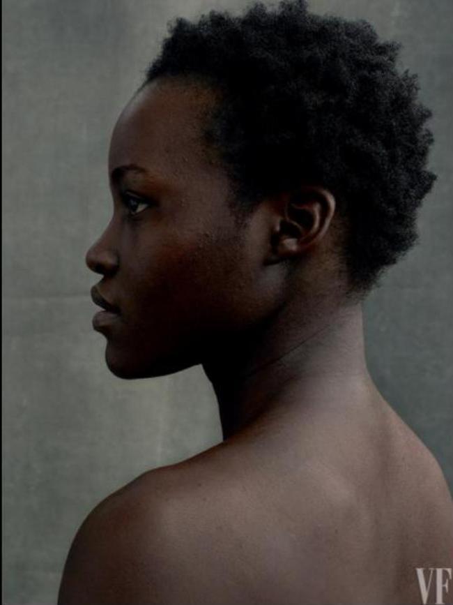 לופיטה ניונגו מפנה לנו את הגב (צילום: Annie Leibovitz) לופיטה ניונגו מפנה לנו את הגב