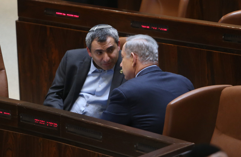 Ze'ev Elkin talking with Prime Minister Benjamin Netanyahu in the Knesset in 2016 