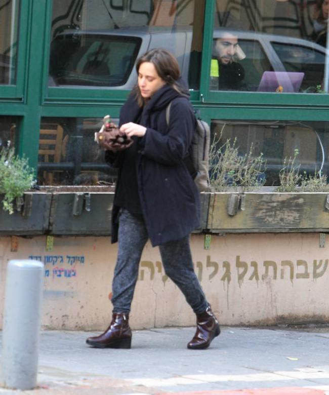 יאללה מבטיחים לך, את לא צריכה את המטריה היום (צילום: מוטי לבטון) יאללה מבטיחים לך, את לא צריכה את המטריה היום