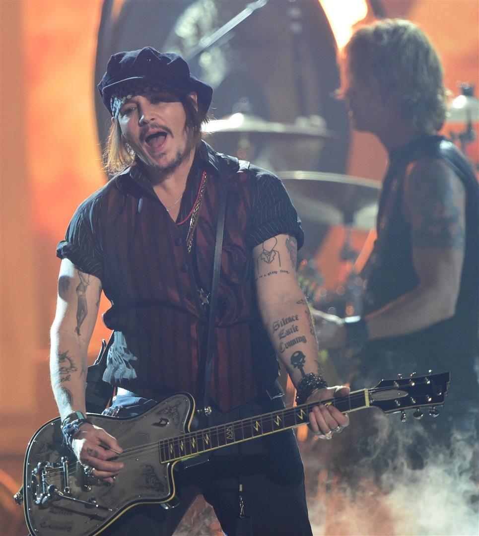 טקס גראמי 2016 ג'וני דפ מחווה למי קילמיסטר The Hollywood Vampires ההוליווד וומפיירז 