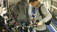 רוכבי אופניים ברכבת