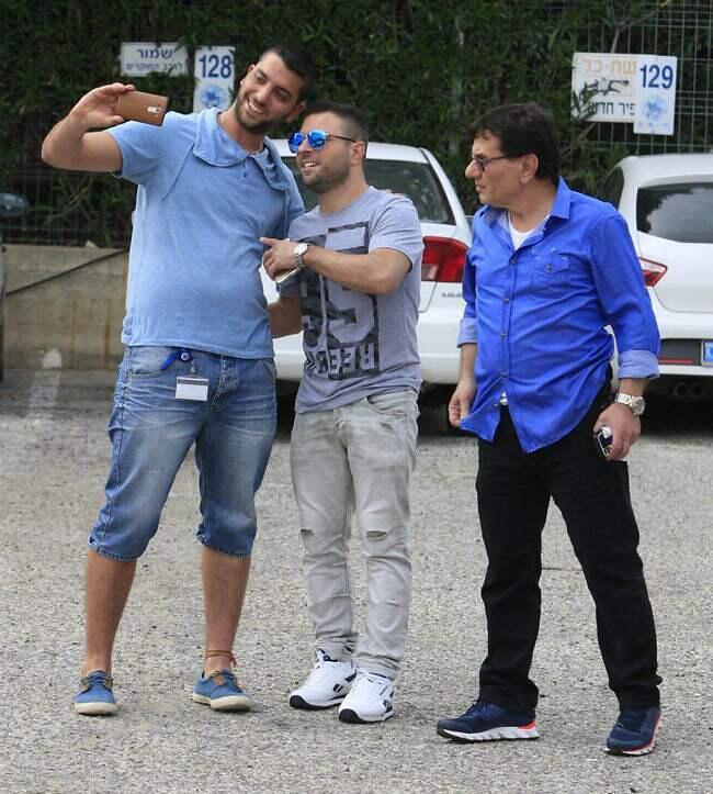 המעריצים פורצים את הגדרות! (צילום: מוטי לבטון) המעריצים פורצים את הגדרות!