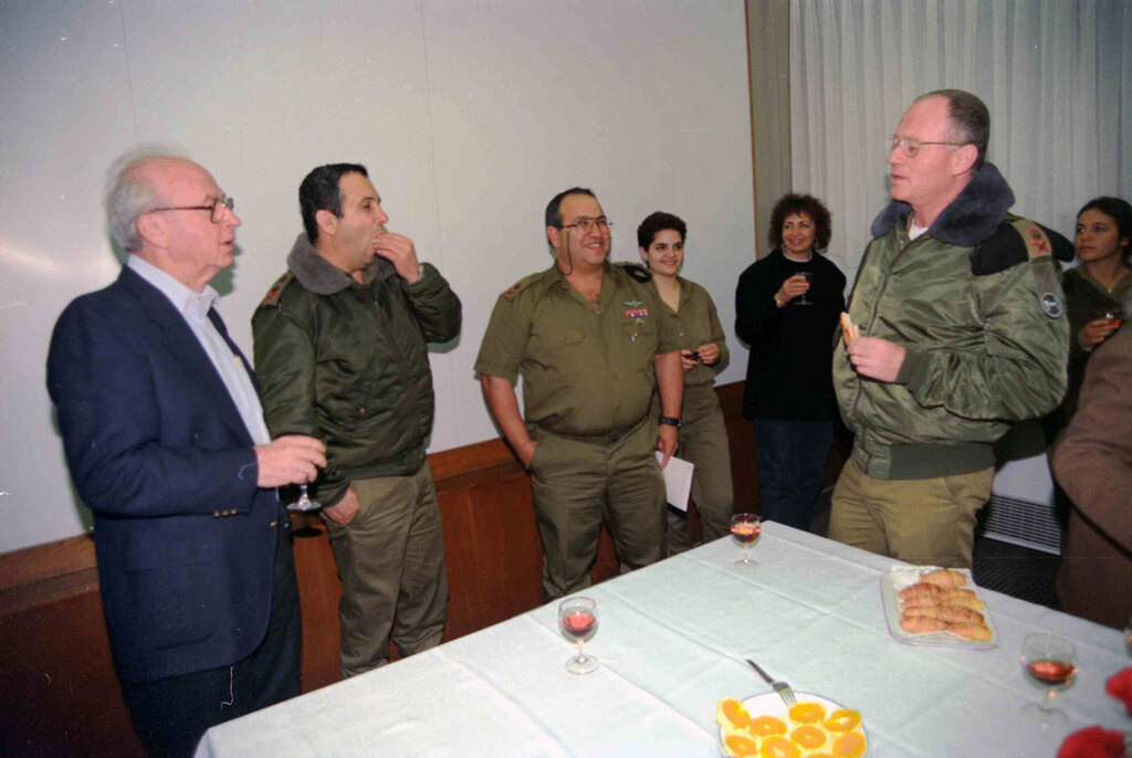 יתום כאלוף בצה"ל (מימן), עם האלוף מאיר דגן, הרמטכ"ל אהוד ברק ורה"מ יצחק רבין ב-1993 (צילום: דובר צה"ל, באדיבות ארכיון צה"ל במשרד הביטחון) יתום כאלוף בצה"ל (מימן), עם האלוף מאיר דגן, הרמטכ"ל אהוד ברק ורה"מ יצחק רבין ב-1993