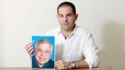מיכה אבני עם תמונת אביו ז"ל