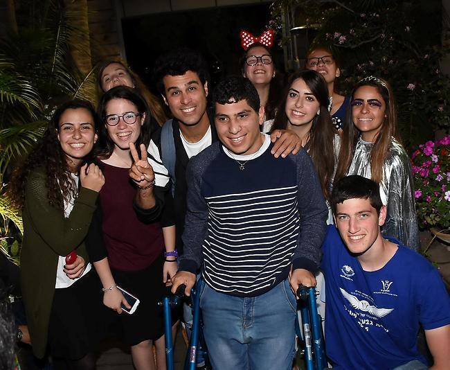 תמיד כאן בשבילכם. טל מוסרי תמיד כאן בשבילכם. טל מוסרי