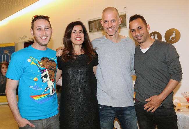 נשים או גברים מי יותר מצחיק? אמירם טובים, רשף לוי, יעל לבנטל ויונתן ברק (צילום: ענת מוסברג) נשים או גברים מי יותר מצחיק? אמירם טובים, רשף לוי, יעל לבנטל ויונתן ברק