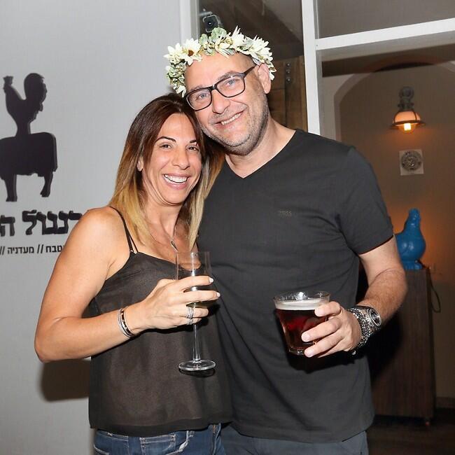 לא חושף את משפחתו. צביקה הדר וזוגתו ליאת גנון