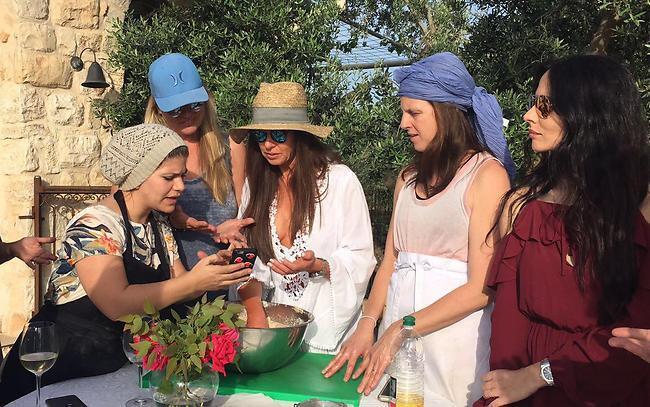ברכת הרב אייפון (צילום: נשמות טובות) ברכת הרב אייפון