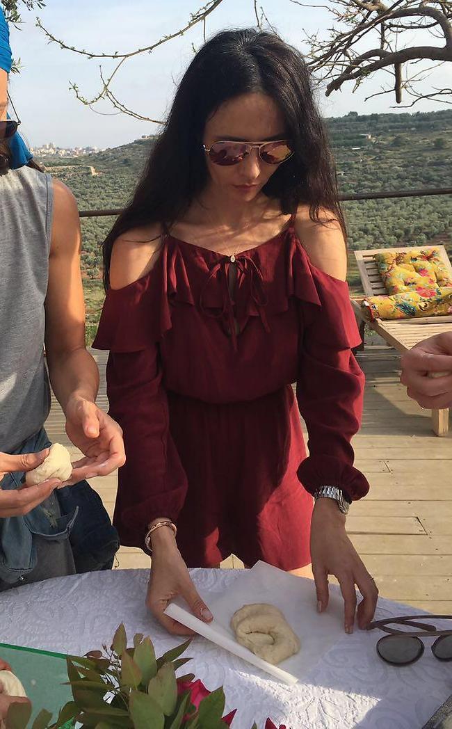 אופה גם בבטן. מרינה קבישר ההריונית (צילום: נשמות טובות) אופה גם בבטן. מרינה קבישר ההריונית