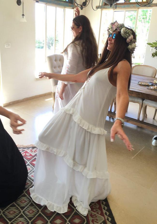 רקדי ידך הניפי (צילום: נשמות טובות) רקדי ידך הניפי