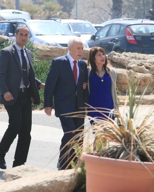 הנשיא ואישה בשמלה הכחולה, מזכיר לנו סיפור אחר לגמרי. שמעון פרס ויונה ברטל (צילום: מוטי לבטון) הנשיא ואישה בשמלה הכחולה, מזכיר לנו סיפור אחר לגמרי. שמעון פרס ויונה ברטל