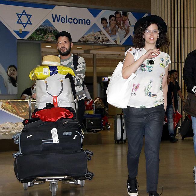 חבר או נושא כלים? קורין גדעון והחבר חילי סורוצקין (צילום: אמיר מאירי) חבר או נושא כלים? קורין גדעון והחבר חילי סורוצקין