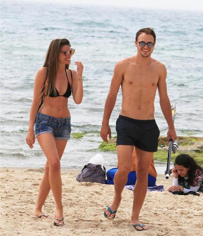 אתה חושב שהוא ילך אי פעם? אני חייבת לסדר את החזייה (צילום: מוטי לבטון) אתה חושב שהוא ילך אי פעם? אני חייבת לסדר את החזייה